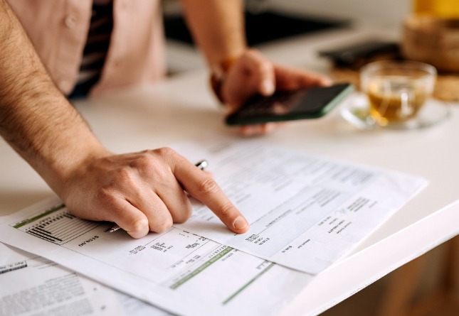 un homme vérifie l'évolution de ses factures d'énergie